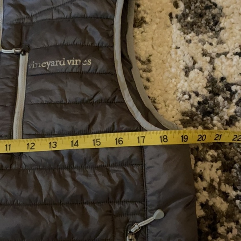 GRAY  VINEYARD VINES PUFFER VEST - Picture 12 of 13